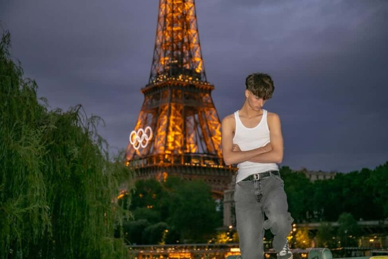 Photo session for couples with flowers around Eiffel tower - Key Points