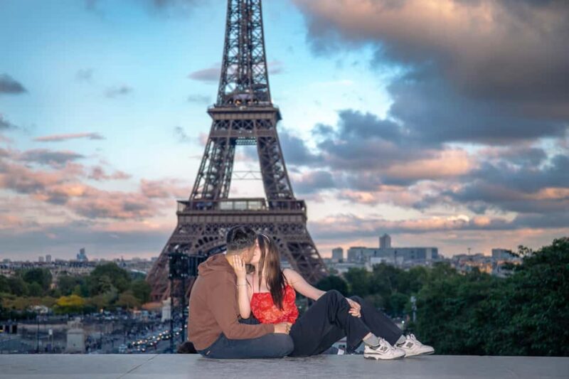 Photo session for couples with flowers around Eiffel tower - The Scenic Walk and Photo Stops