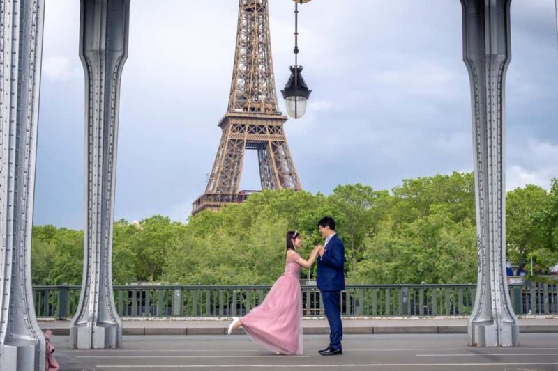 Photo session for couples with flowers around Eiffel tower - Personalized Photography Guidance Throughout the Session