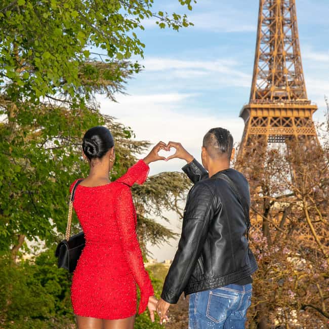 Photo session for couples with flowers around Eiffel tower - Photos and Delivery: What You Receive After the Tour