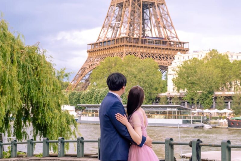 Photo session for couples with flowers around Eiffel tower - Optional Add-Ons and Extras