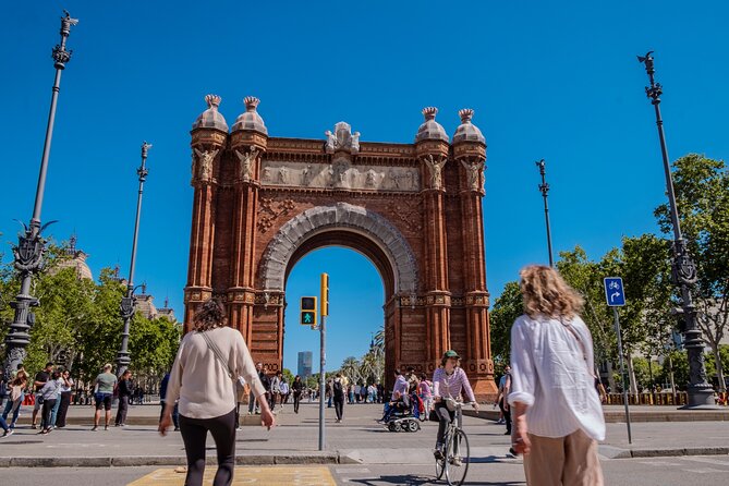 Photo Walking Tour in Barcelona Gothic Quarter - Capturing the Arc de Triomf from Unique Angles