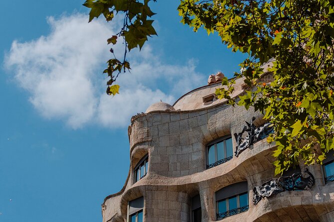 Photo Walking Tour Sagrada Familia and Gaudí in Barcelona - Detailing Casa Mila and Storytelling Through Photos