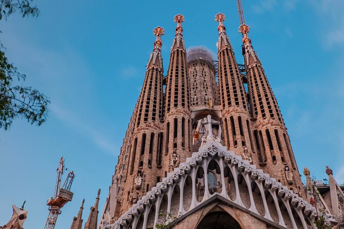 Photo Walking Tour Sagrada Familia and Gaudí in Barcelona - Mastering Sagrada Família Without the Entrance Fee