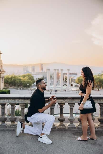 Photographer in Barcelona - Personalized Tips for Natural Posing and Candid Moments