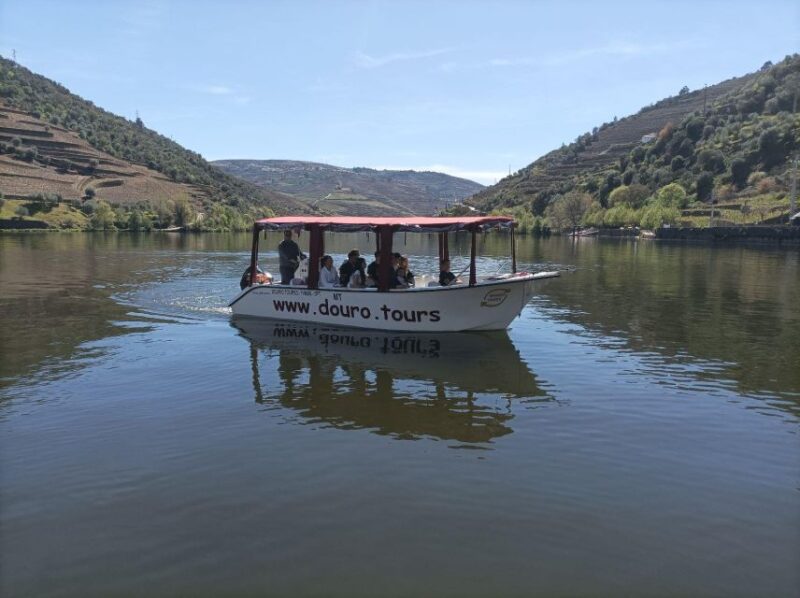 Pinhão: Douro River 50-min Boat Trip with Port Wine - The Scenic Route: Passing Key Landmarks and Vineyards