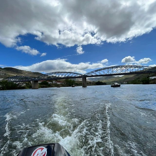 Pinhão: Douro River 50-min Boat Trip with Port Wine - Boat Features and Comfort