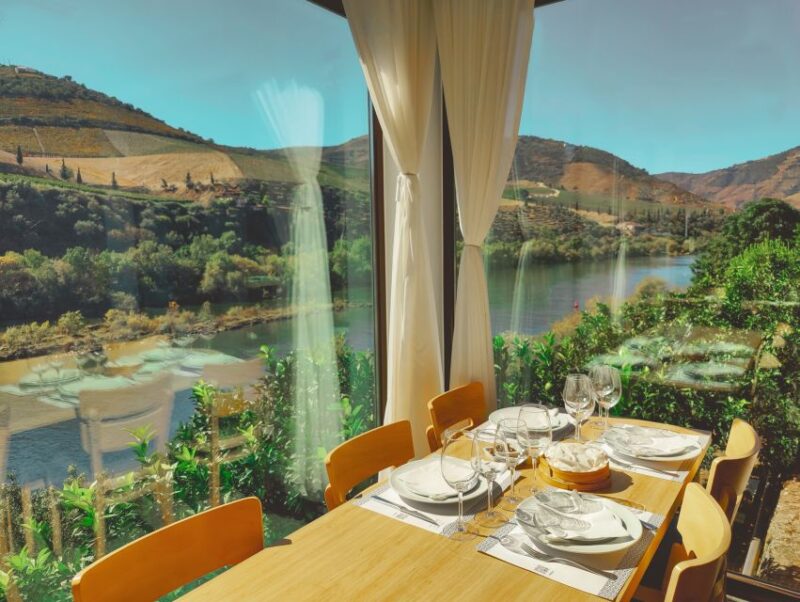 Pinhão: Douro River Boat Tour with Lunch - Authentic Lunch at a Traditional Douro Restaurant