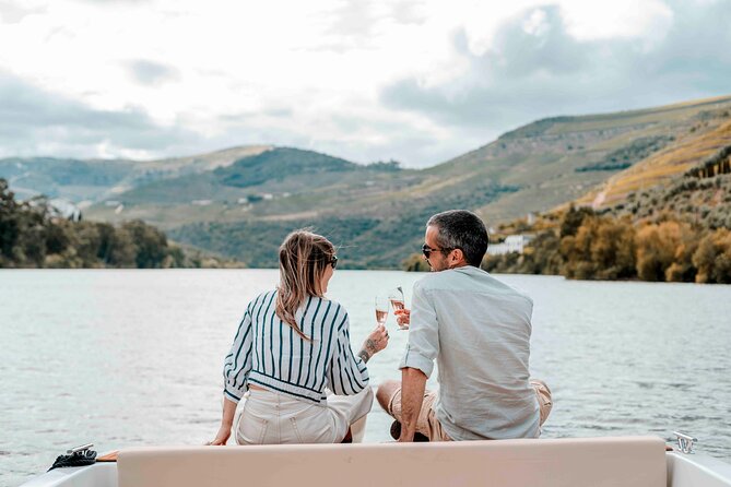 Pinhão: Electric Boat Experience 1h - Taste of Two Wines - Wine Tasting: Sipping on Two Fine Wines from Adega de Favaios