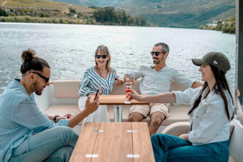 Pinhão: Private Electric Boat Tour 1h- Wine Tasting Included - Customizable Itinerary with a Focus on Vineyards and Landscape