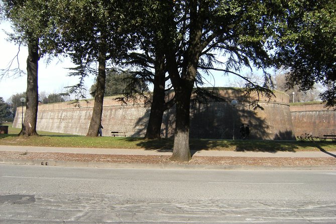 Pisa and Lucca Shore Excursion from Livorno Port - Highlights of Pisa’s Landmark: The Leaning Tower and Miracle Square