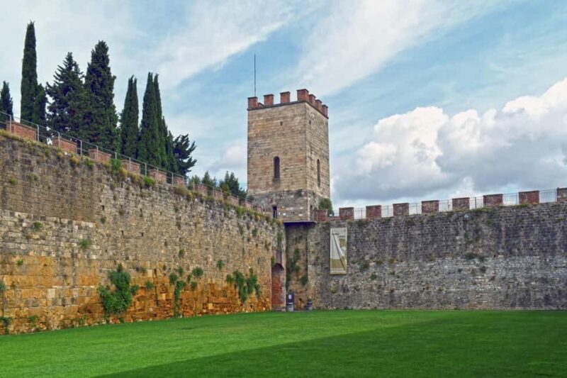 Pisa city tour in Portuguese - The Baptistery: Architectural Grandeur from Outside