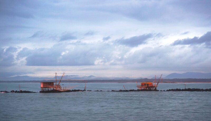 Pisa: Cycling to the Sea on a Self-Guided Tour - Enjoying local food and seaside atmosphere