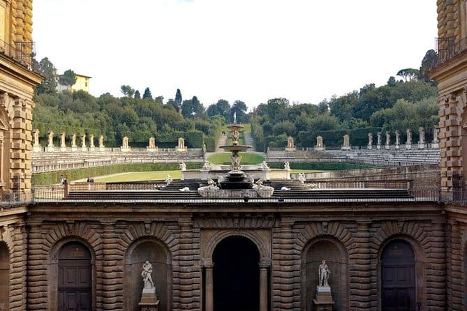 Pitti Palace - Private Tour At Galleria Palatina Incl. Tkts To Boboli Gardens - The Starting Point: Palazzo Pitti and the Meeting Details