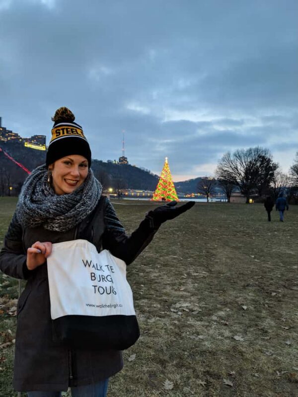 Pittsburgh: Downtown Holiday Lights Walking Tour - The Grand Finale: Ice Skating and Santa Encounters