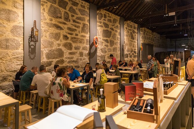Poças Guided Visit and Wine Tasting of 3 Port Wines - Tour Guide Expertise and Visitor Feedback
