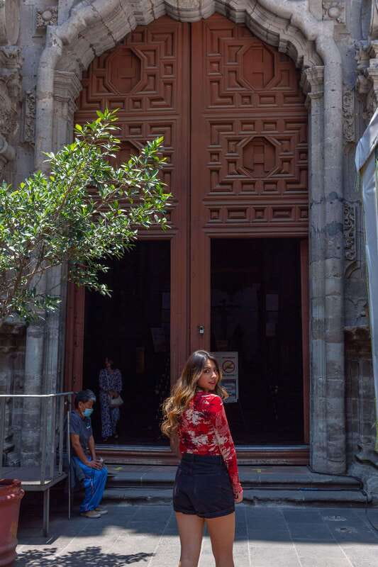 Poetry tour Mexico City - Starting at the Casa de los Azulejos in Downtown CDMX