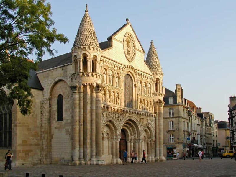 Poitiers: Eleanor of Aquitaine Walking Tour - Saint-Pierre Cathedral and Its Architectural Significance