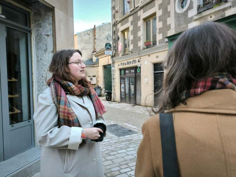 Poitiers: Eleanor's Treasure Hunt  Guided City Tour - The Guide’s Role and Storytelling Style