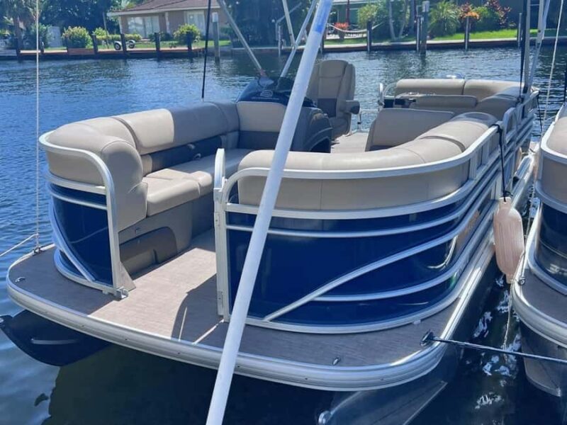 Pompano Beach: Pontoon Boat Rental - Comfort and Safety on a Well-Maintained Pontoon