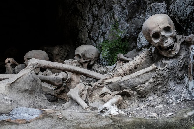 Pompeii and Herculaneum small group tour - skip the line - Transition to Herculaneum: The Train Journey and House Visits