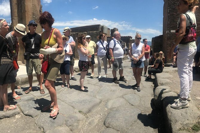 Pompeii and Vesuvius Small Group Tour From Naples with Pizza - Exploring Pompeii’s Iconic Ruins