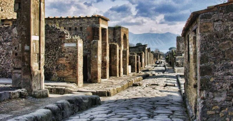 Pompeii: Day Tour of Pompeii and Vesuvius with Bus Transfer - Key Points