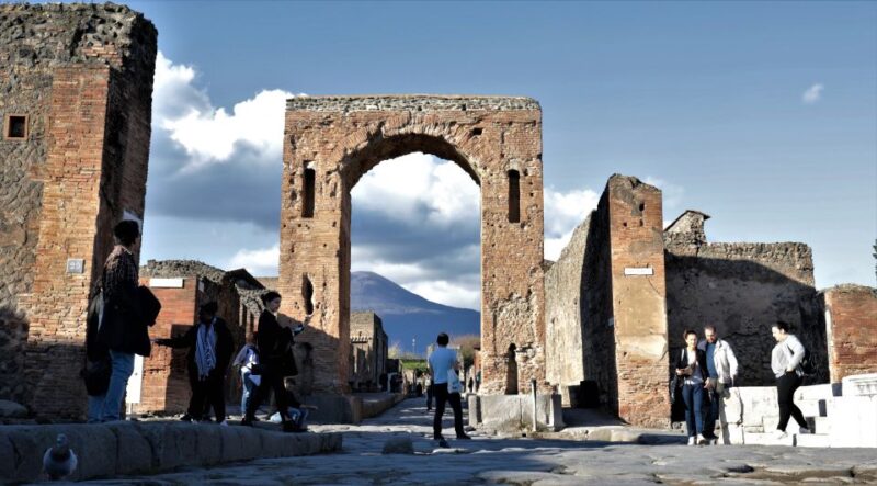 Pompeii: Day Tour of Pompeii and Vesuvius with Bus Transfer - Comfort and Amenities During the Tour