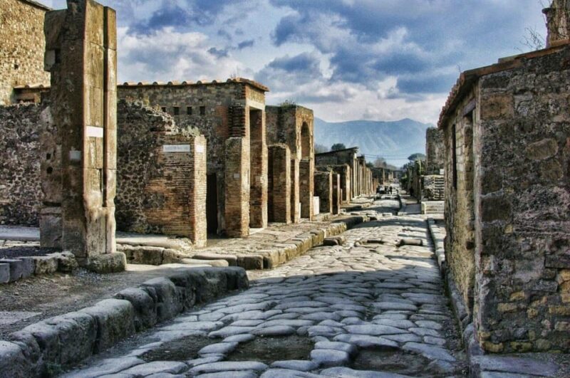 Pompeii: Entry Ticket & Guided Tour with an Expert Historian - Key Points