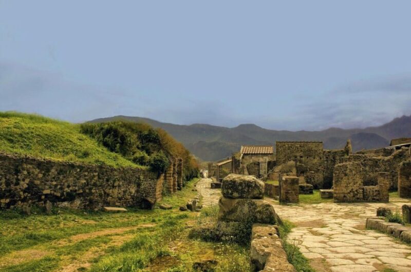 Pompeii: Entry Ticket & Guided Tour with an Expert Historian - Audio Guide: Explore 130+ Points of Interest on Your Own