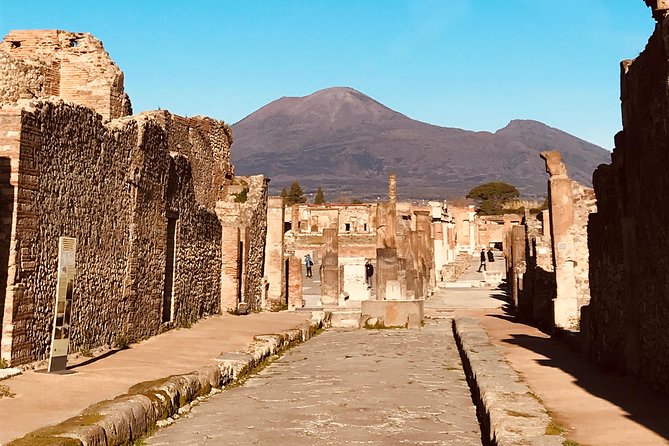 PompeiI Exclusive Tour with your Archaeologist in a Small Group - The Guides Approach and Audience Engagement