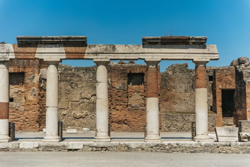 Pompeii: Group Tour with an Archeologist Guide - Unique Highlights: Frescoes, Casts, and Key Residences