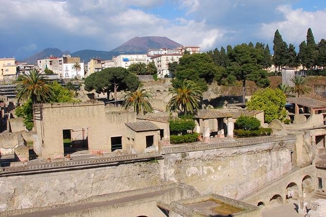 Pompeii & Herculaneum Day Trip from Naples with Lunch - Visiting Herculaneum’s Well-Preserved Ruins