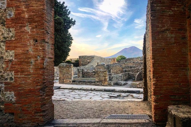 Pompeii & Vesuvius with Lunch & Wine Tasting from Positano - Exploring Pompeii’s Archaeological Highlights