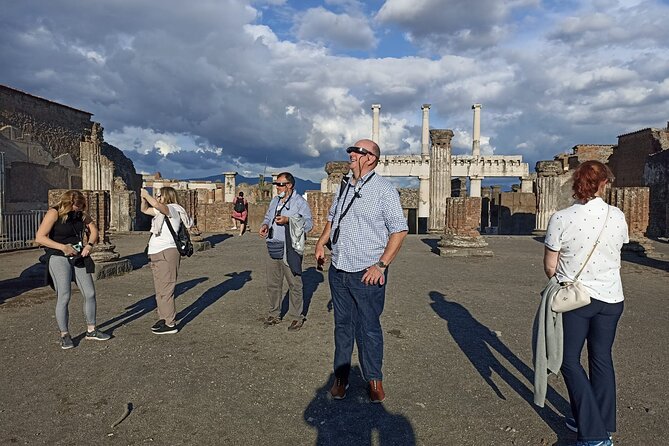 Pompeii: walking tour with 3D glasses and with entrance ticket - The Guide’s Role and Tour Pacing