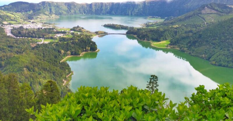 Ponta Delgada: Private Tour Sete Cidades Green e Blue Lakes - The Experience of the Guides and Pacing