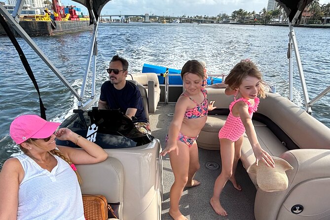 Pontoon Boat 26ft (12pp/115Hp) - Hollywood - FLL - SunBoat rental - What Makes the 26-Foot Pontoon Boat Stand Out in Hollywood