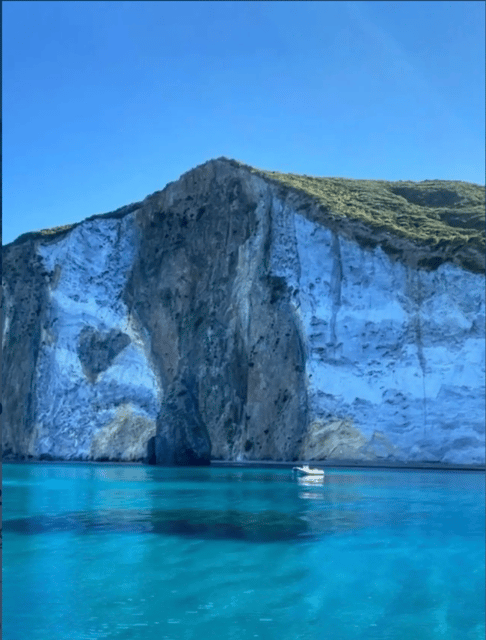 Ponza/Palmarola boat tour with lunch on board - Key Points