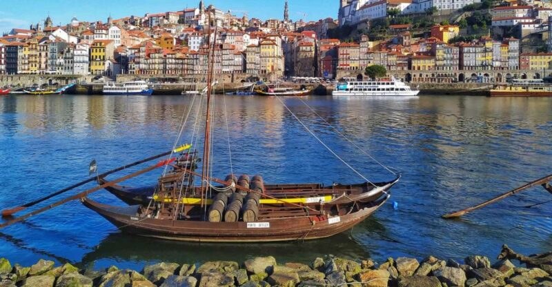 Port wine & wine walking tour with culture - max 8 pax - Green Wine Tasting at a Porto Tavern