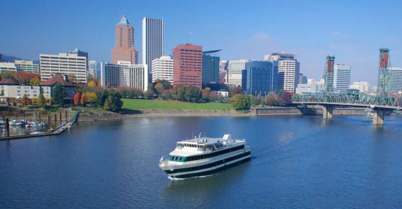 Portland: 2-hour Lunch Cruise on the Willamette River - Entertainment and Narration on Board