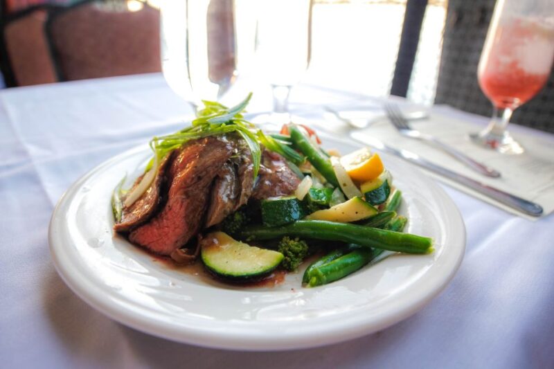 Portland: Willamette River 2.5-hour Dinner Cruise - Live Piano Music Enhances the Dining Atmosphere