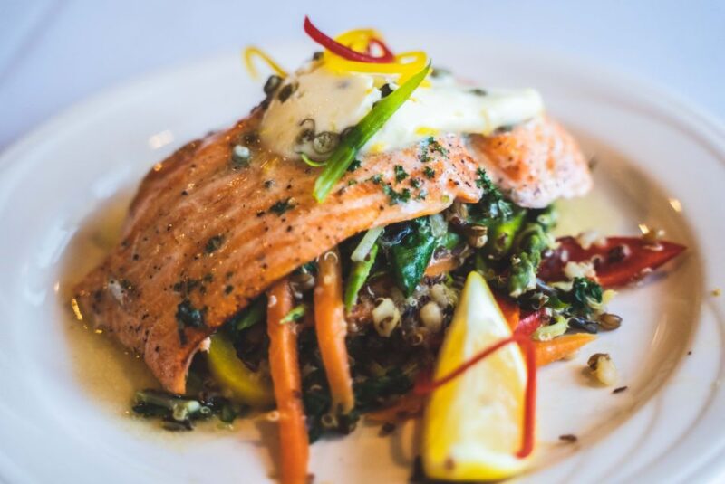 Portland: Willamette River 2.5-hour Dinner Cruise - Historical Narration on the Outer Decks