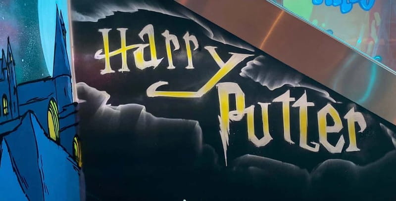 Porto: 18-Hole Indoor Mini Golf Ticket with UV Light Courses - Relax and Play in the Bar Area