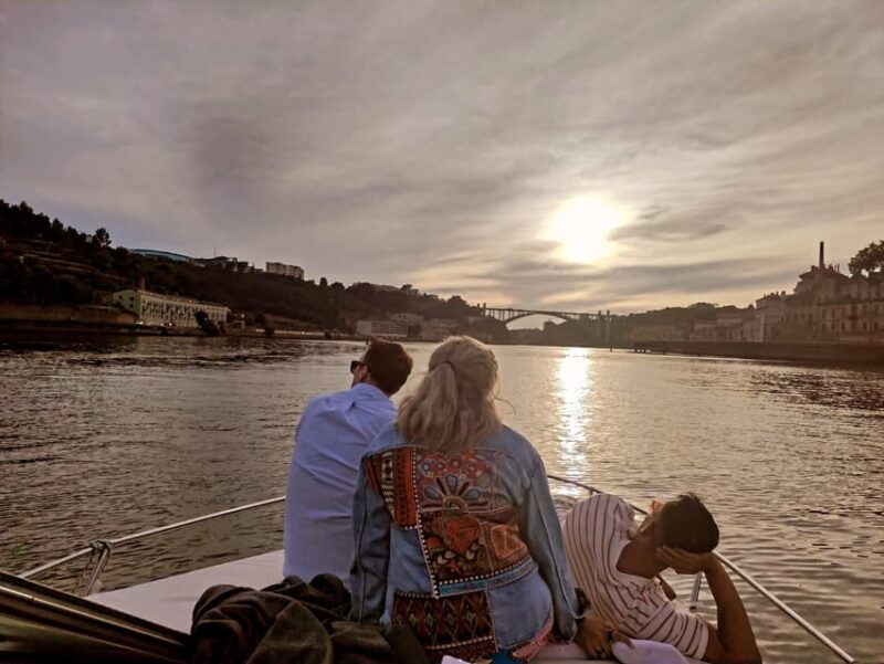 Porto: 6 Bridges and Ribeira Boat Tour with Sunset Option - The Geography and Natural Surroundings of the Douro River