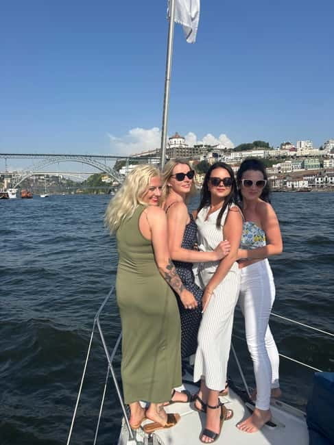 Porto: 6 Bridges Cruise, Welcome Drink & Sunset Option - Practicalities: Meeting Points and Group Size