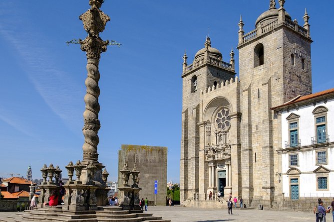 Porto and its charms - Tour from Lisbon - Visiting the Gothic São Francisco Church and the Ribeira District