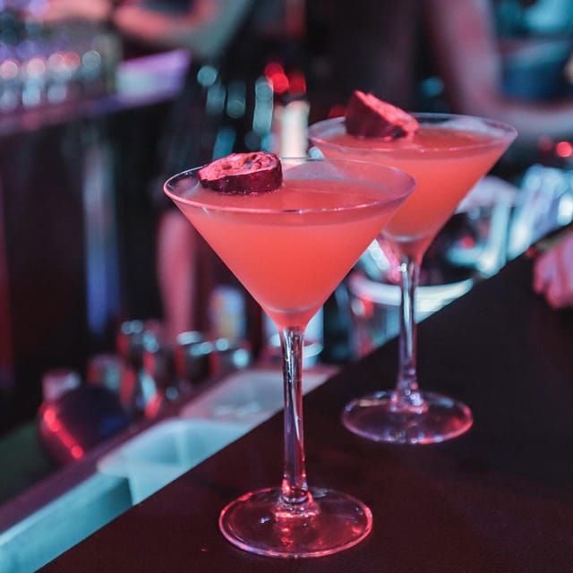 Porto: Bachelor Party offer of a Glass of Champagne or Drink - Exclusive Drinks and Gourmet Dining Options