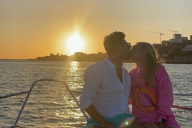 Porto: Brunch on the river Douro private - The Atmosphere: Music, Spirits, and Scenic Moments