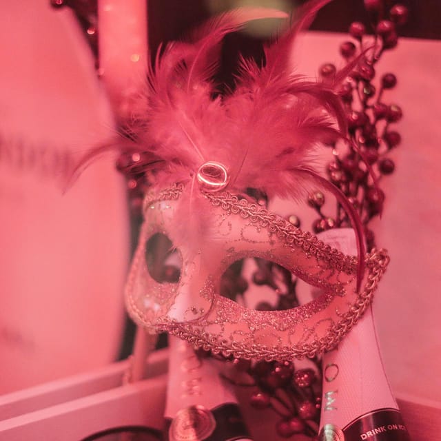 Porto: Cabaret & Pole Shows, offer a Glass of Champagne - Key Points