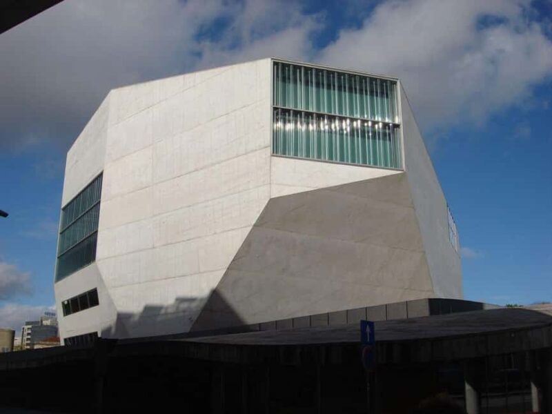 Porto City: Low-Cost Private Tour with Wine Tasting (Special Couples) - Strolling Through the Vibrant Ribeira and Foz do Douro